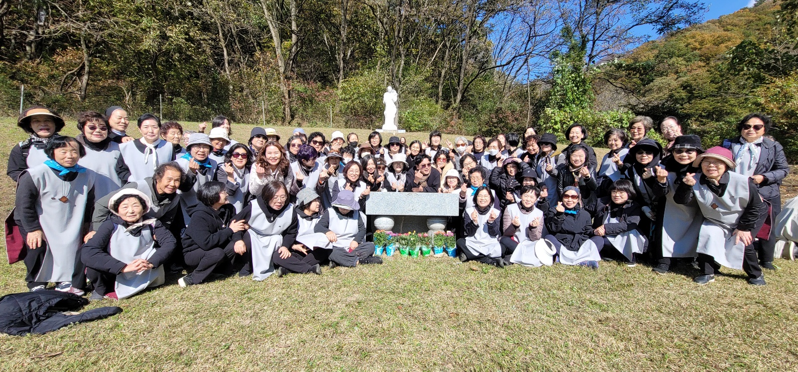 01 20251101 창설신부님 묘지.jpg